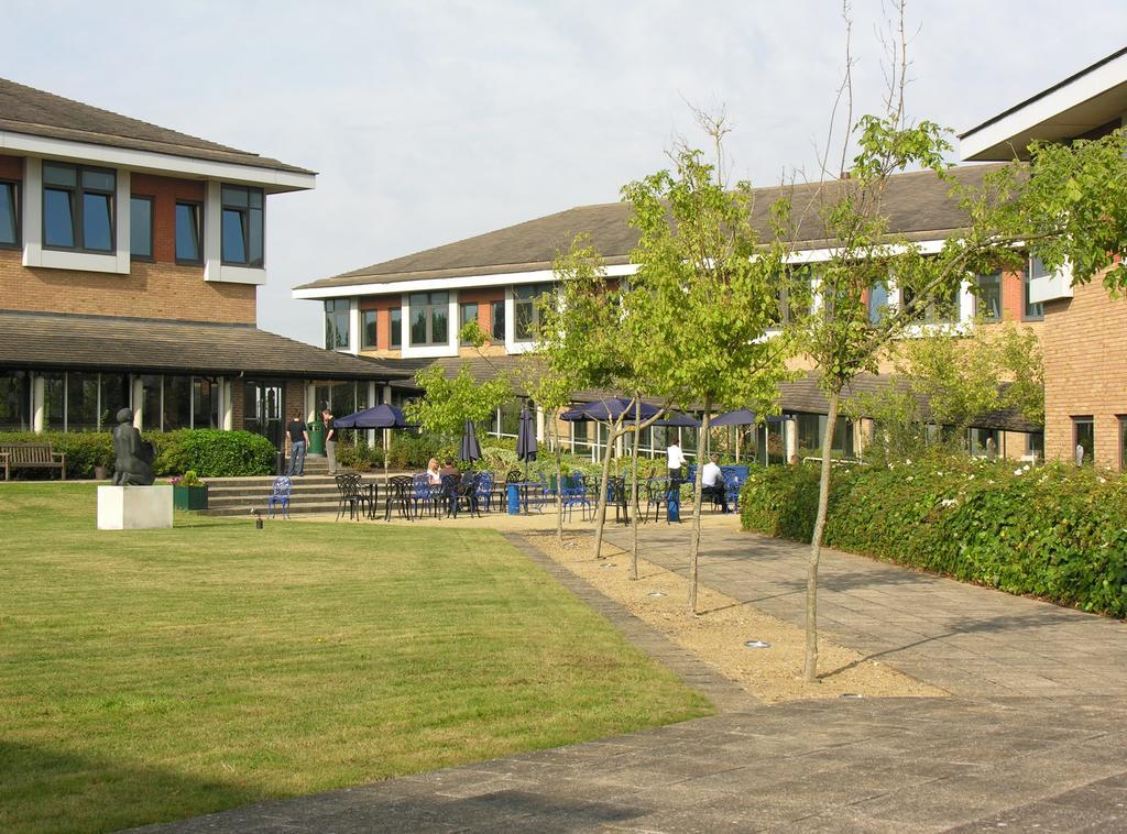 Отель Kents Hill Park Training & Conference Centre Милтон-Кейнс Экстерьер фото